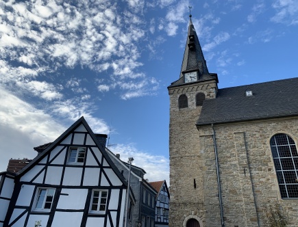 Der Kirchturm stammt aus dem 13. Jahrhundert